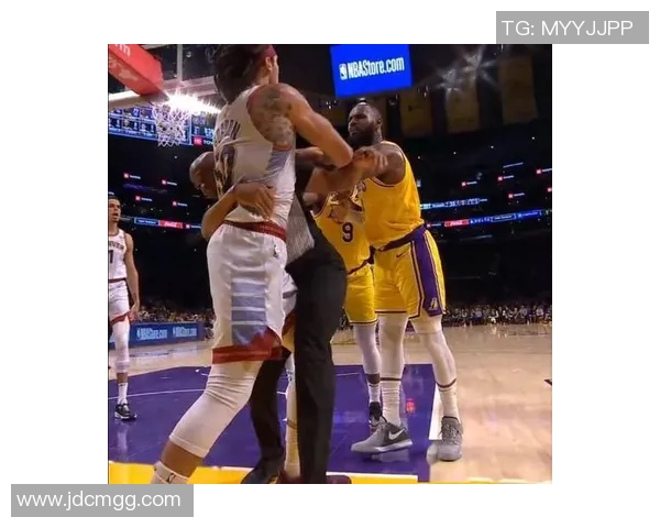 詹姆斯与勇士球员发生肢体冲突，场边一片混乱